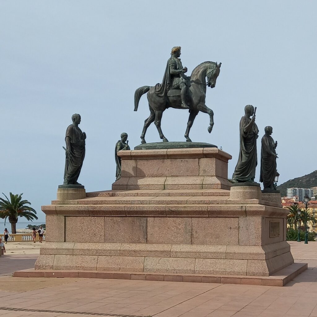 PIAZZA DE GAULLE E MONUMENTO A NAPOLEONE ajaccio