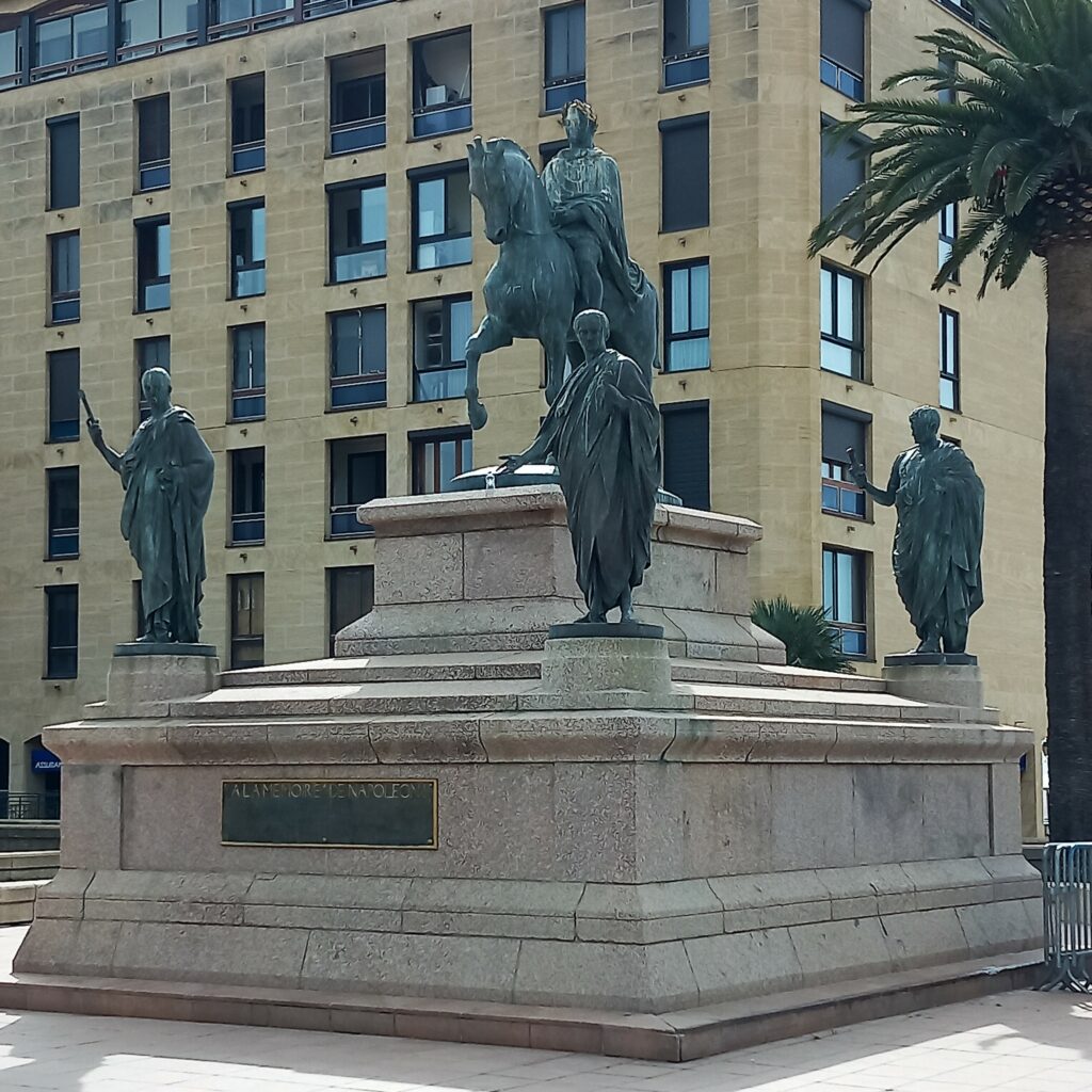 PIAZZA DE GAULLE E MONUMENTO A NAPOLEONE ajaccio